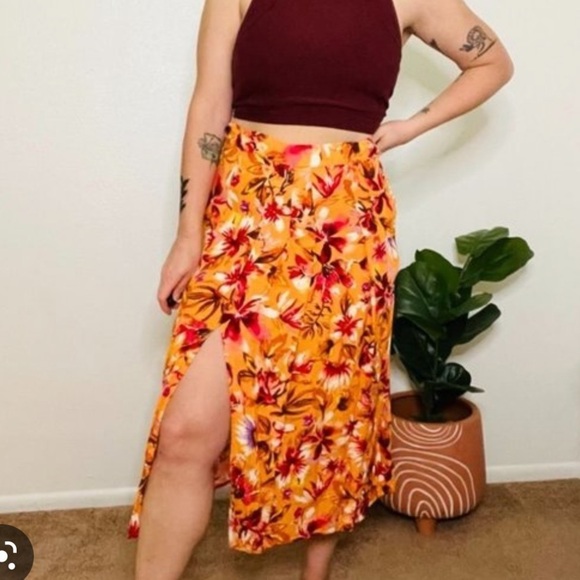 H&M Dresses & Skirts - H&m floral orange tropical side slit midi skirt